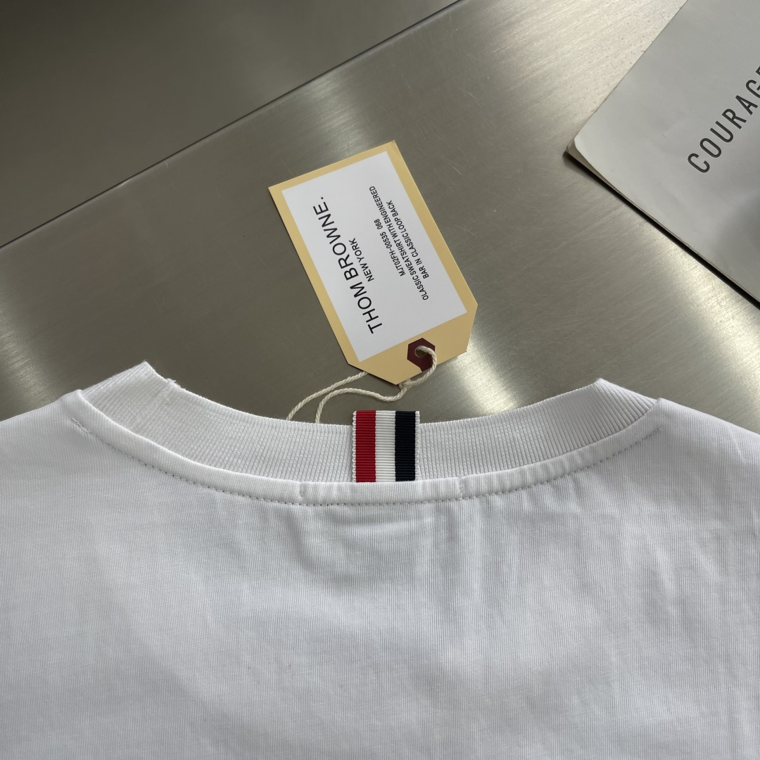 -TB 网球拍小狗圆领短袖CC款 采用高端的纯棉制作工艺，干净整洁，舒适透气；尽显品质；简约大方，上身舒