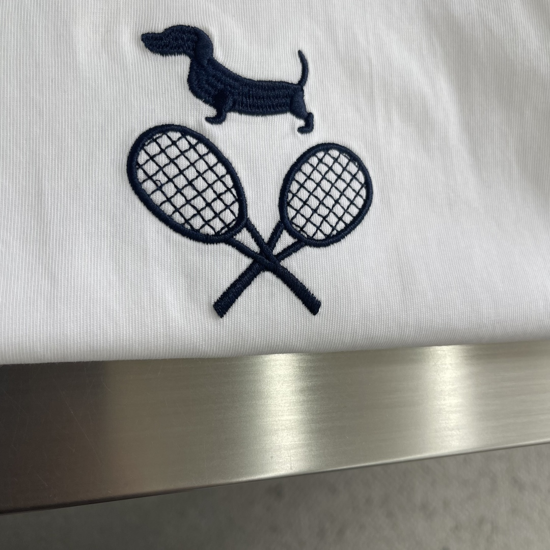 -TB 网球拍小狗圆领短袖CC款 采用高端的纯棉制作工艺，干净整洁，舒适透气；尽显品质；简约大方，上身舒