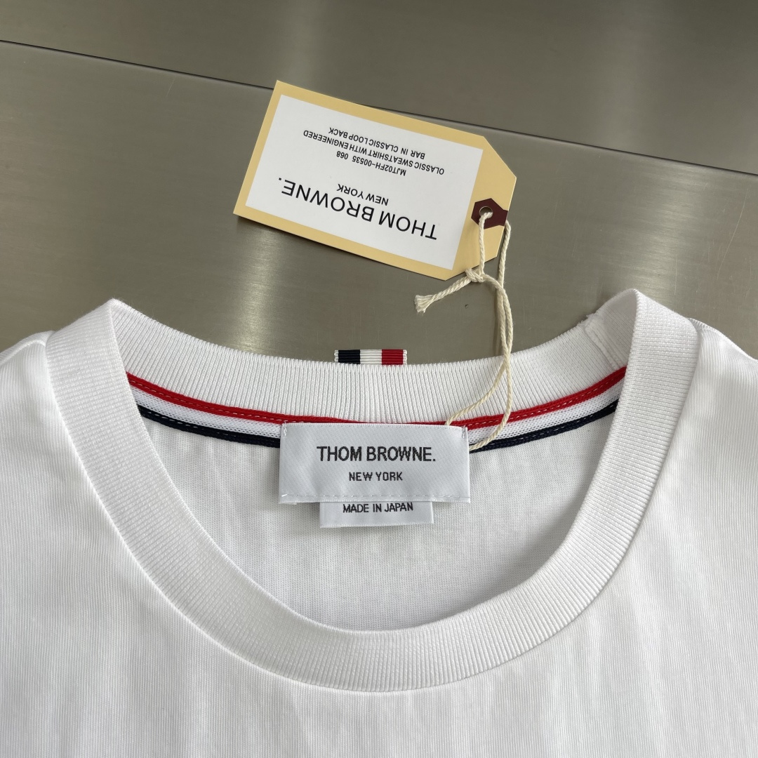 -TB 网球拍小狗圆领短袖CC款 采用高端的纯棉制作工艺，干净整洁，舒适透气；尽显品质；简约大方，上身舒