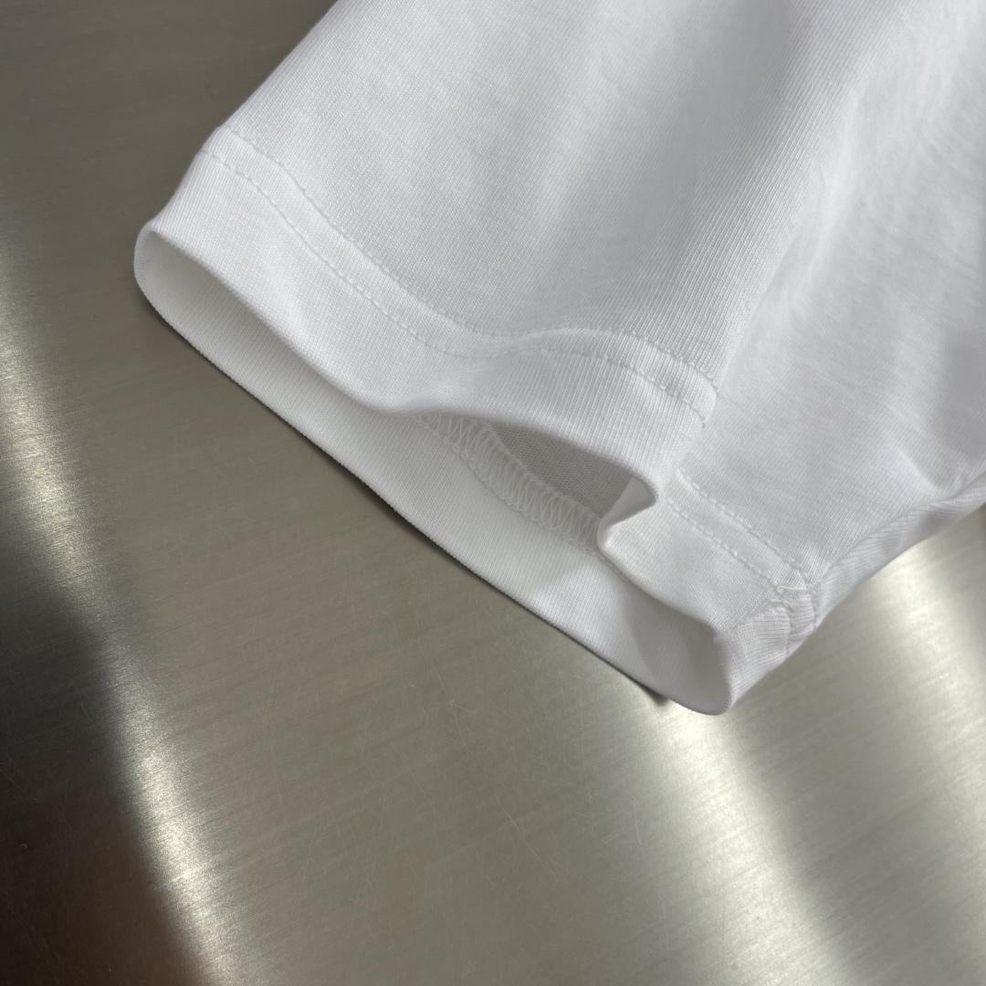 -TB 网球拍小狗圆领短袖CC款 采用高端的纯棉制作工艺，干净整洁，舒适透气；尽显品质；简约大方，上身舒