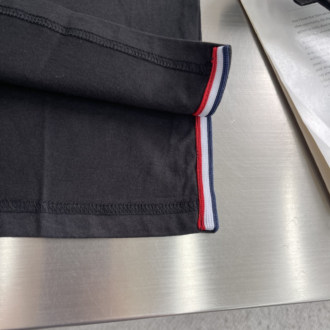 -TB 小狗开叉平纹短袖百分百平纹纯棉材质，和zP一致经过磨毛工艺处理，手感更加柔软舒适，TB在细节处理