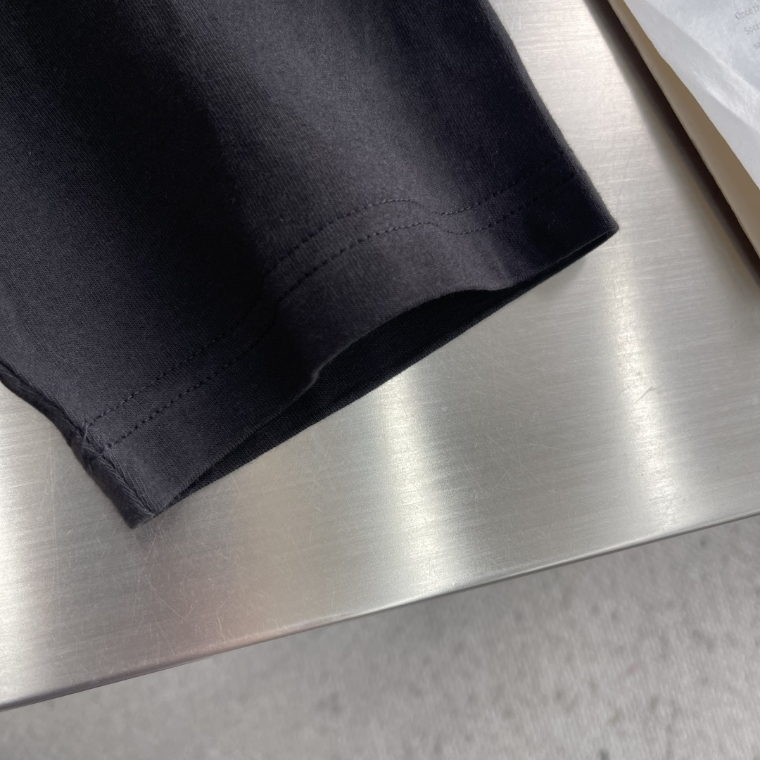 -TB 小狗开叉平纹短袖百分百平纹纯棉材质，和zP一致经过磨毛工艺处理，手感更加柔软舒适，TB在细节处理