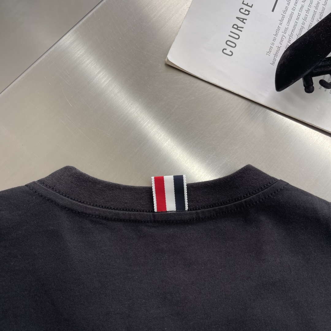 -TB 小狗开叉平纹短袖百分百平纹纯棉材质，和zP一致经过磨毛工艺处理，手感更加柔软舒适，TB在细节处理