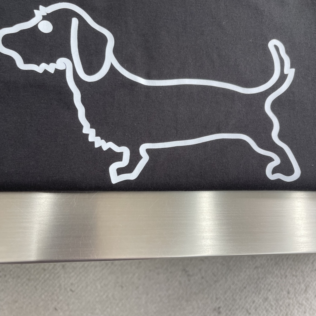 -TB 小狗开叉平纹短袖百分百平纹纯棉材质，和zP一致经过磨毛工艺处理，手感更加柔软舒适，TB在细节处理