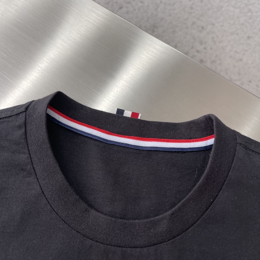 -TB 小狗开叉平纹短袖百分百平纹纯棉材质，和zP一致经过磨毛工艺处理，手感更加柔软舒适，TB在细节处理