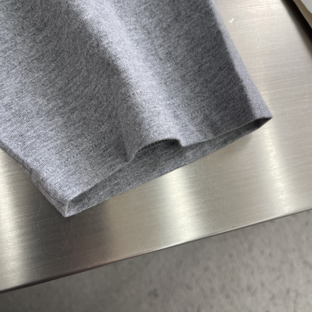 -TB 小狗开叉平纹短袖百分百平纹纯棉材质，和zP一致经过磨毛工艺处理，手感更加柔软舒适，TB在细节处理