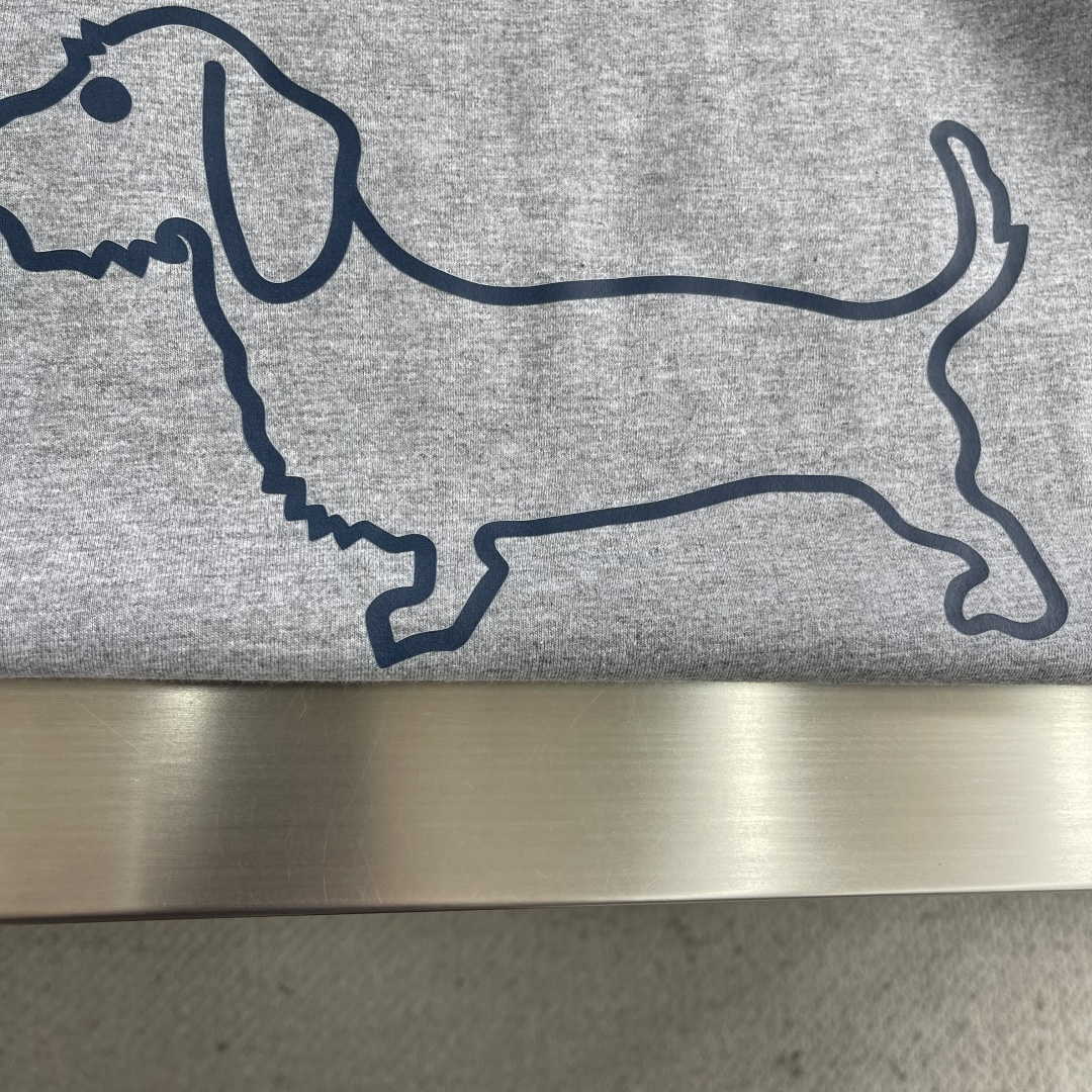 -TB 小狗开叉平纹短袖百分百平纹纯棉材质，和zP一致经过磨毛工艺处理，手感更加柔软舒适，TB在细节处理