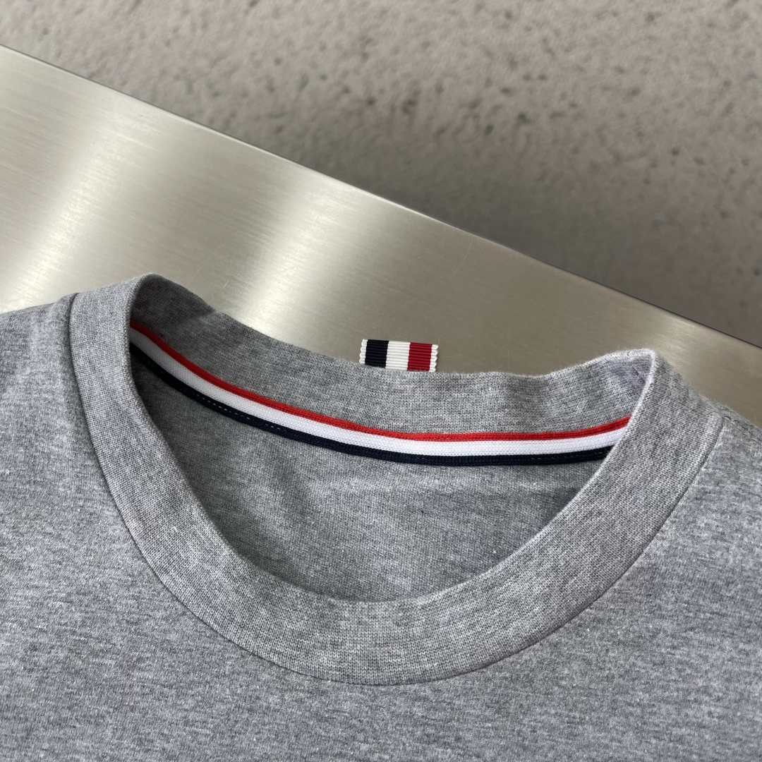 -TB 小狗开叉平纹短袖百分百平纹纯棉材质，和zP一致经过磨毛工艺处理，手感更加柔软舒适，TB在细节处理