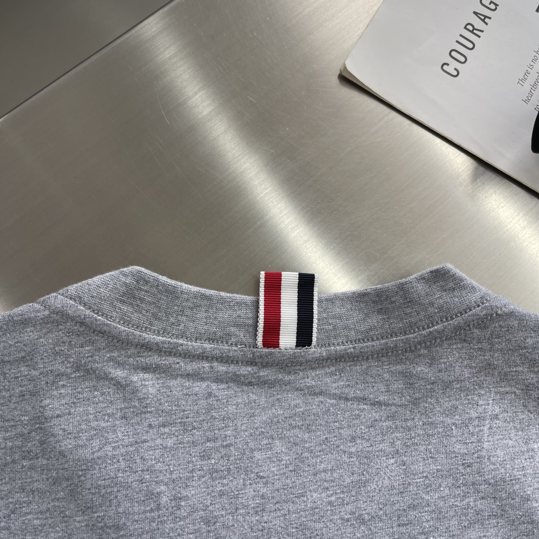 -TB 小狗开叉平纹短袖百分百平纹纯棉材质，和zP一致经过磨毛工艺处理，手感更加柔软舒适，TB在细节处理