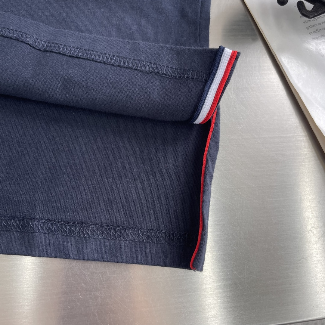 -TB 小狗开叉平纹短袖百分百平纹纯棉材质，和zP一致经过磨毛工艺处理，手感更加柔软舒适，TB在细节处理