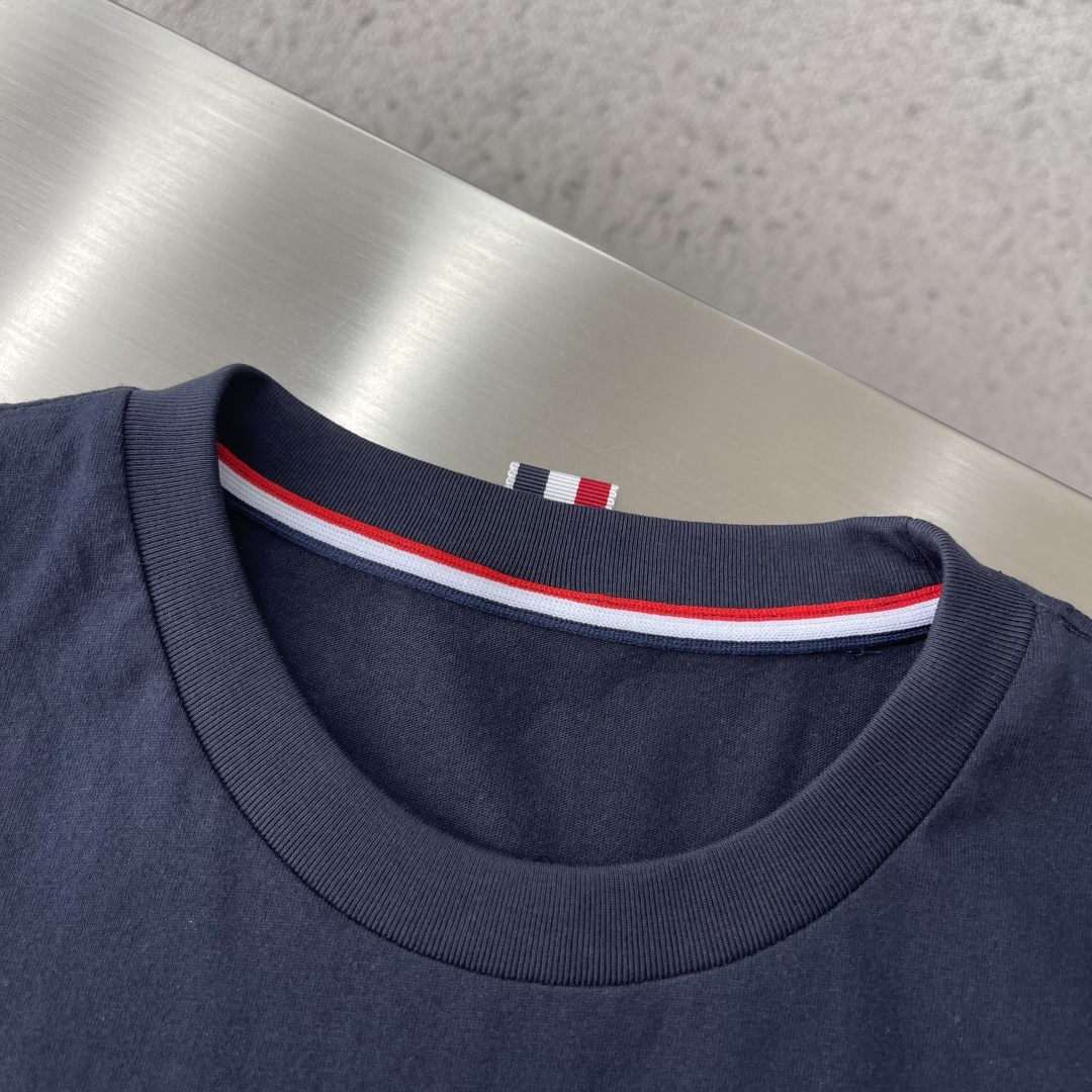 -TB 小狗开叉平纹短袖百分百平纹纯棉材质，和zP一致经过磨毛工艺处理，手感更加柔软舒适，TB在细节处理