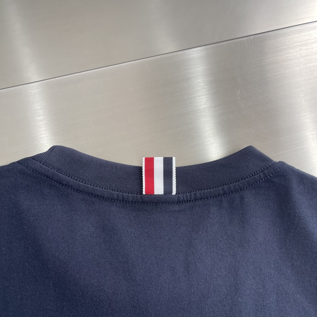 -TB 小狗开叉平纹短袖百分百平纹纯棉材质，和zP一致经过磨毛工艺处理，手感更加柔软舒适，TB在细节处理