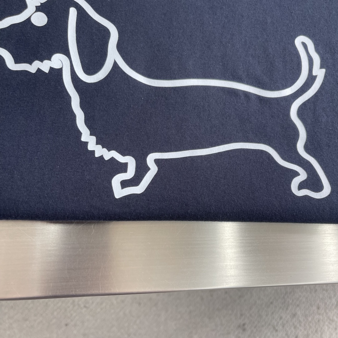 -TB 小狗开叉平纹短袖百分百平纹纯棉材质，和zP一致经过磨毛工艺处理，手感更加柔软舒适，TB在细节处理