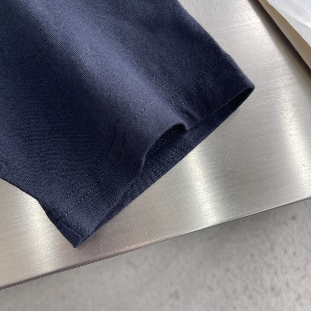 -TB 小狗开叉平纹短袖百分百平纹纯棉材质，和zP一致经过磨毛工艺处理，手感更加柔软舒适，TB在细节处理