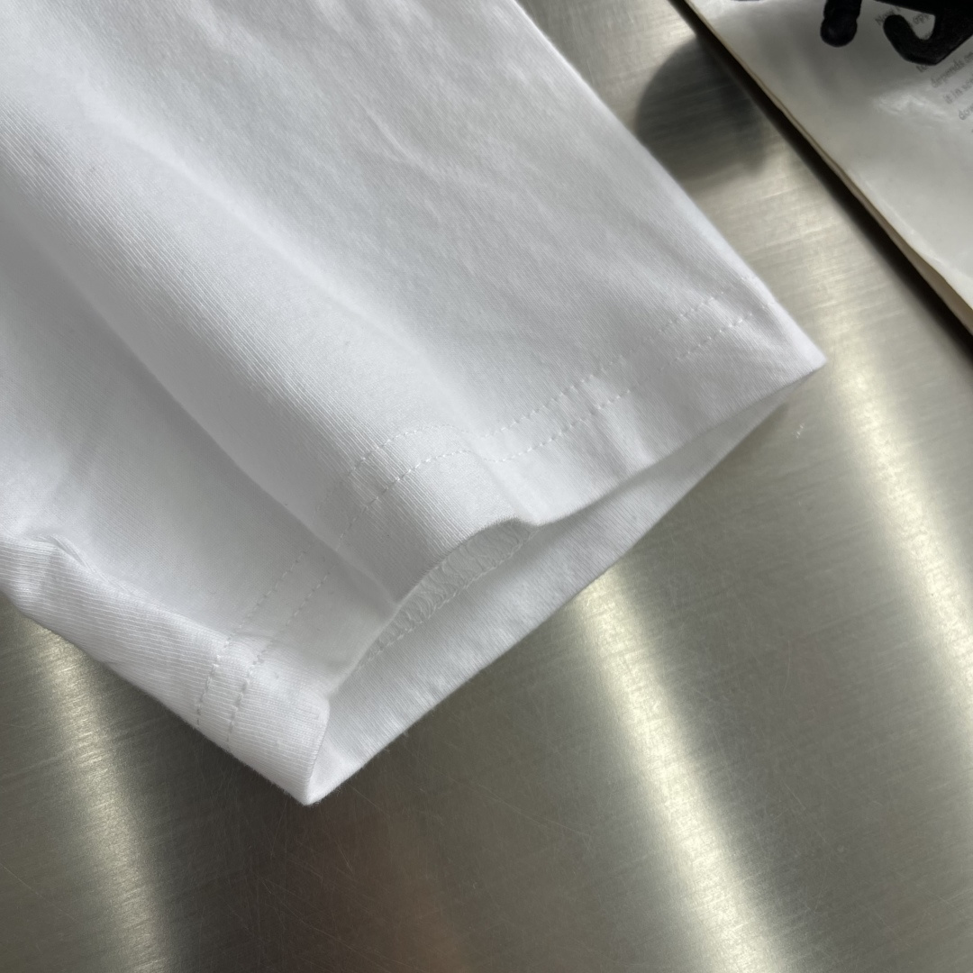 -TB 小狗开叉平纹短袖百分百平纹纯棉材质，和zP一致经过磨毛工艺处理，手感更加柔软舒适，TB在细节处理