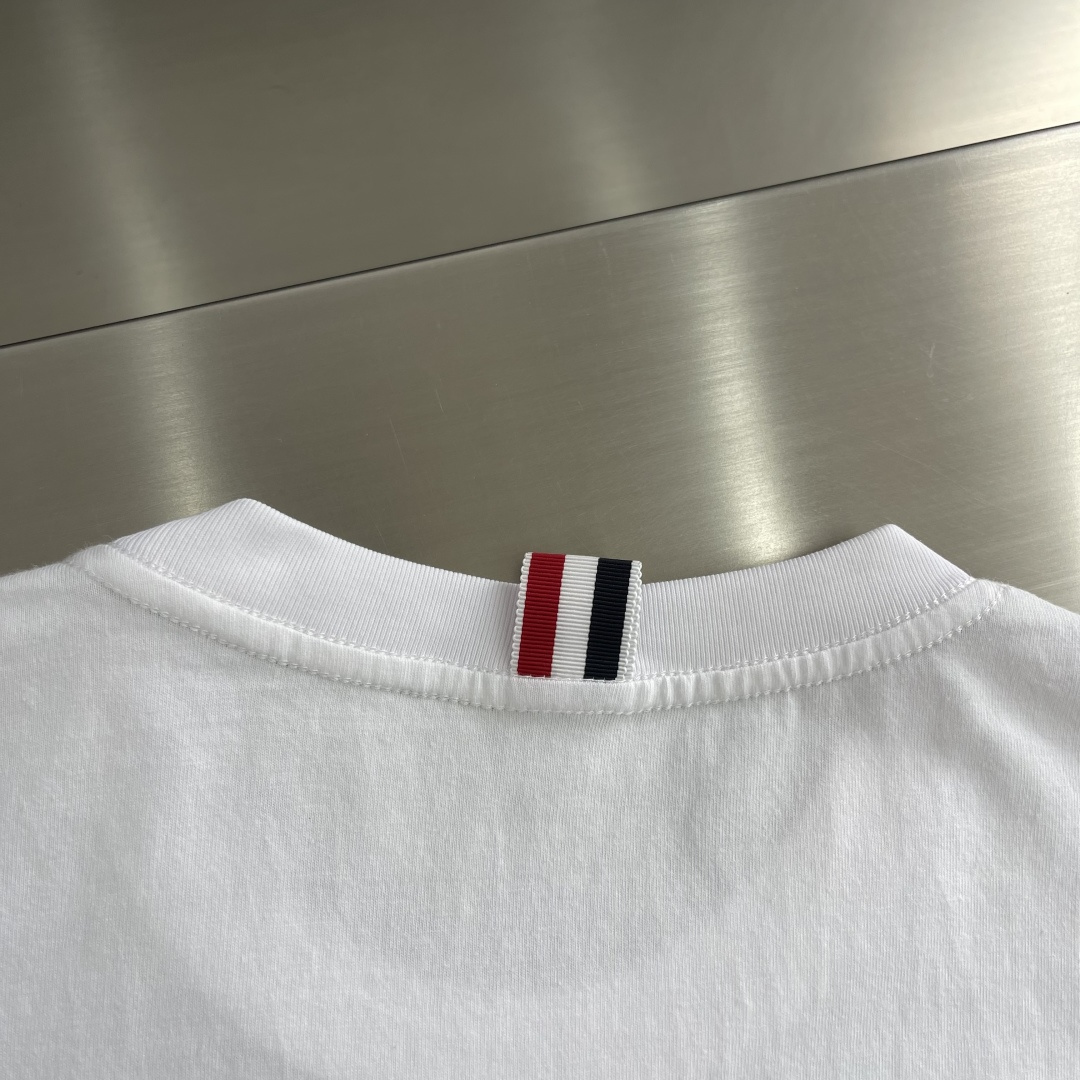 -TB 小狗开叉平纹短袖百分百平纹纯棉材质，和zP一致经过磨毛工艺处理，手感更加柔软舒适，TB在细节处理