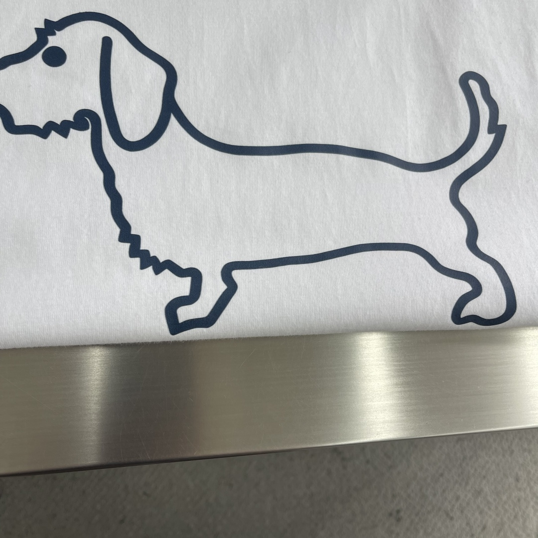 -TB 小狗开叉平纹短袖百分百平纹纯棉材质，和zP一致经过磨毛工艺处理，手感更加柔软舒适，TB在细节处理