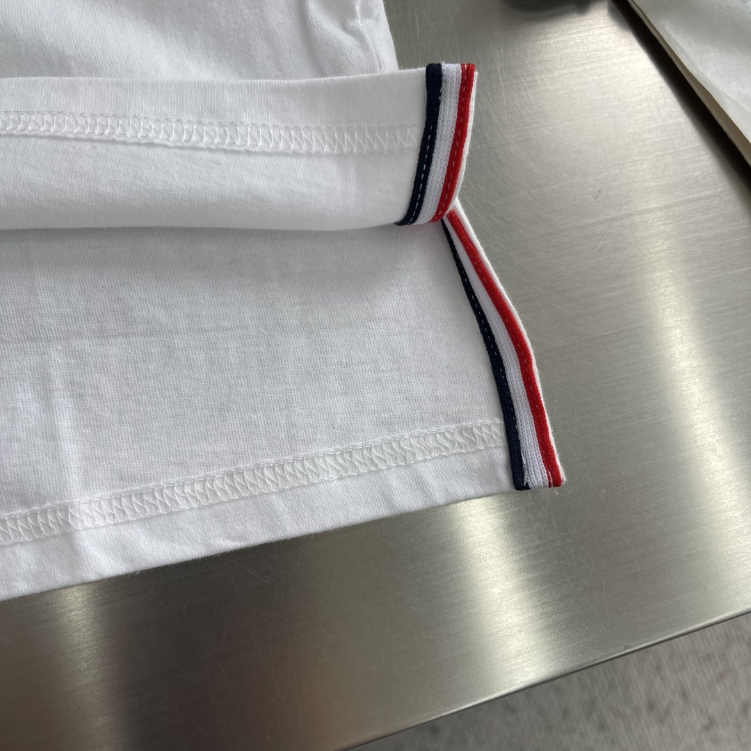 -TB 小狗开叉平纹短袖百分百平纹纯棉材质，和zP一致经过磨毛工艺处理，手感更加柔软舒适，TB在细节处理