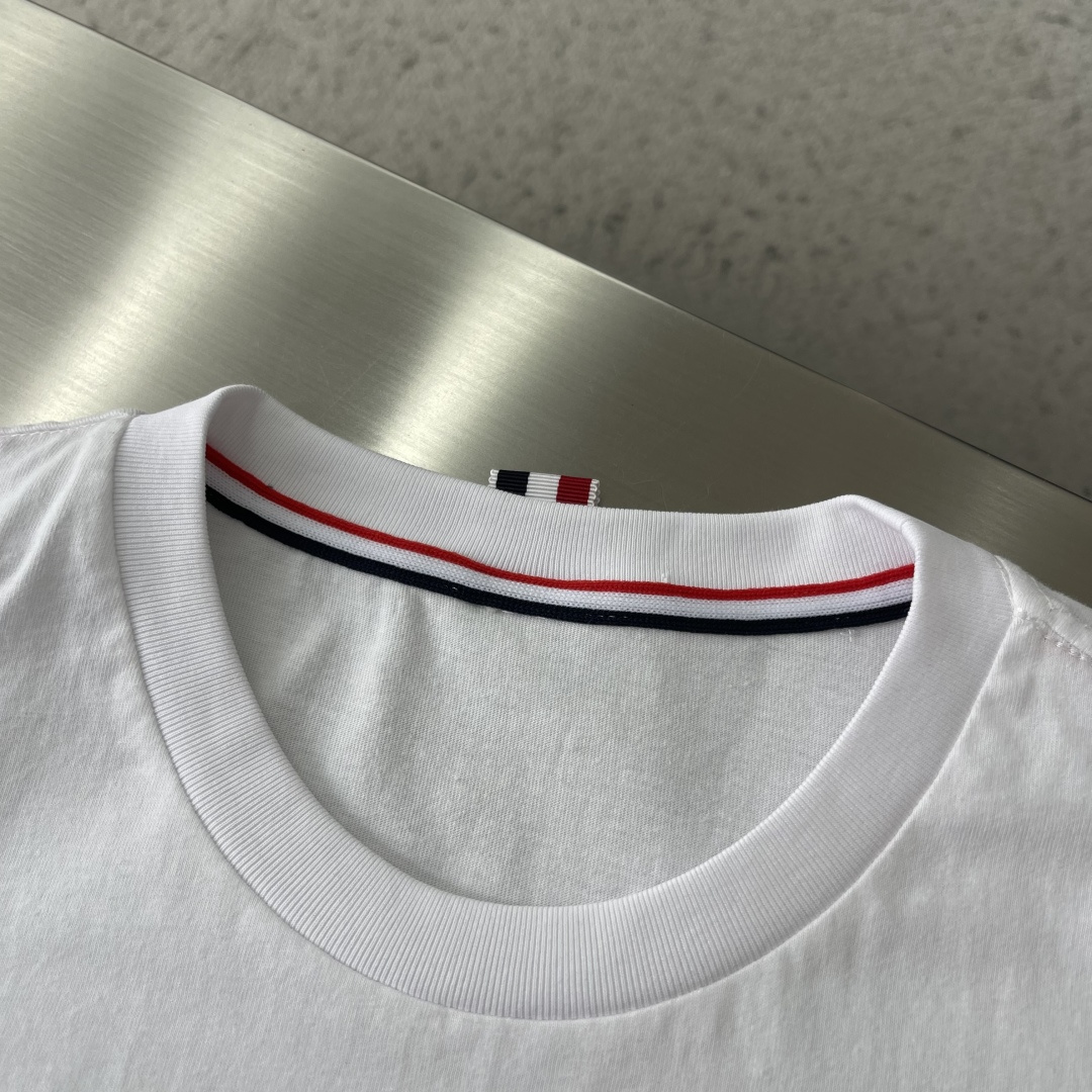 -TB 小狗开叉平纹短袖百分百平纹纯棉材质，和zP一致经过磨毛工艺处理，手感更加柔软舒适，TB在细节处理