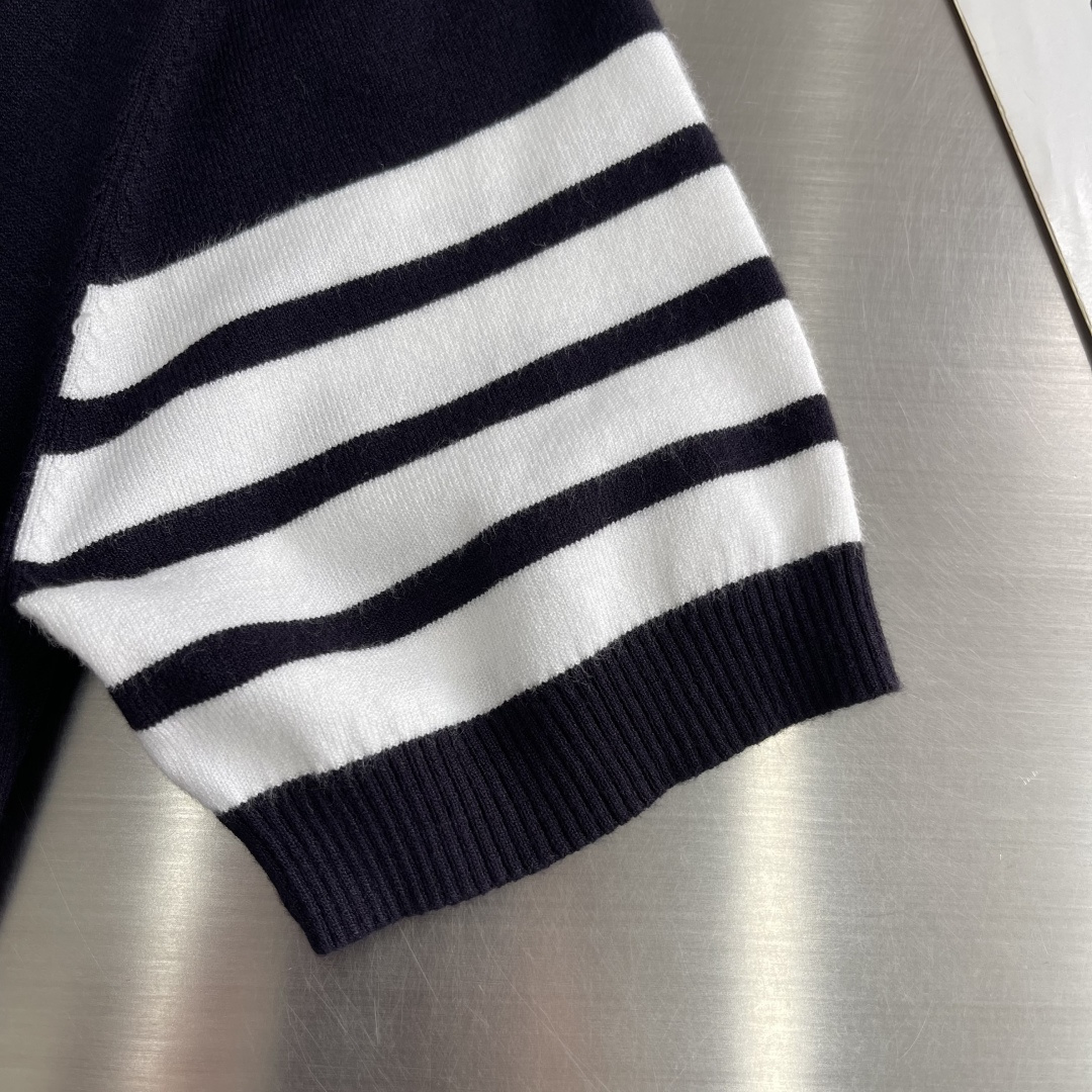 -TB 26SS后背小马 圆领短袖棉沙线精仿 把美式学院风焊在身上的针织短袖🎾 谁能拒绝一件自带高级感的