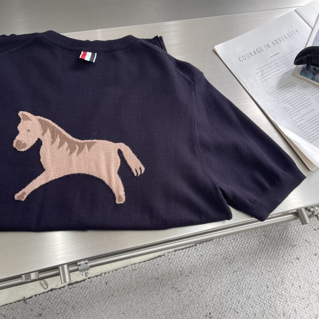 -TB 26SS后背小马 圆领短袖棉沙线精仿 把美式学院风焊在身上的针织短袖🎾 谁能拒绝一件自带高级感的