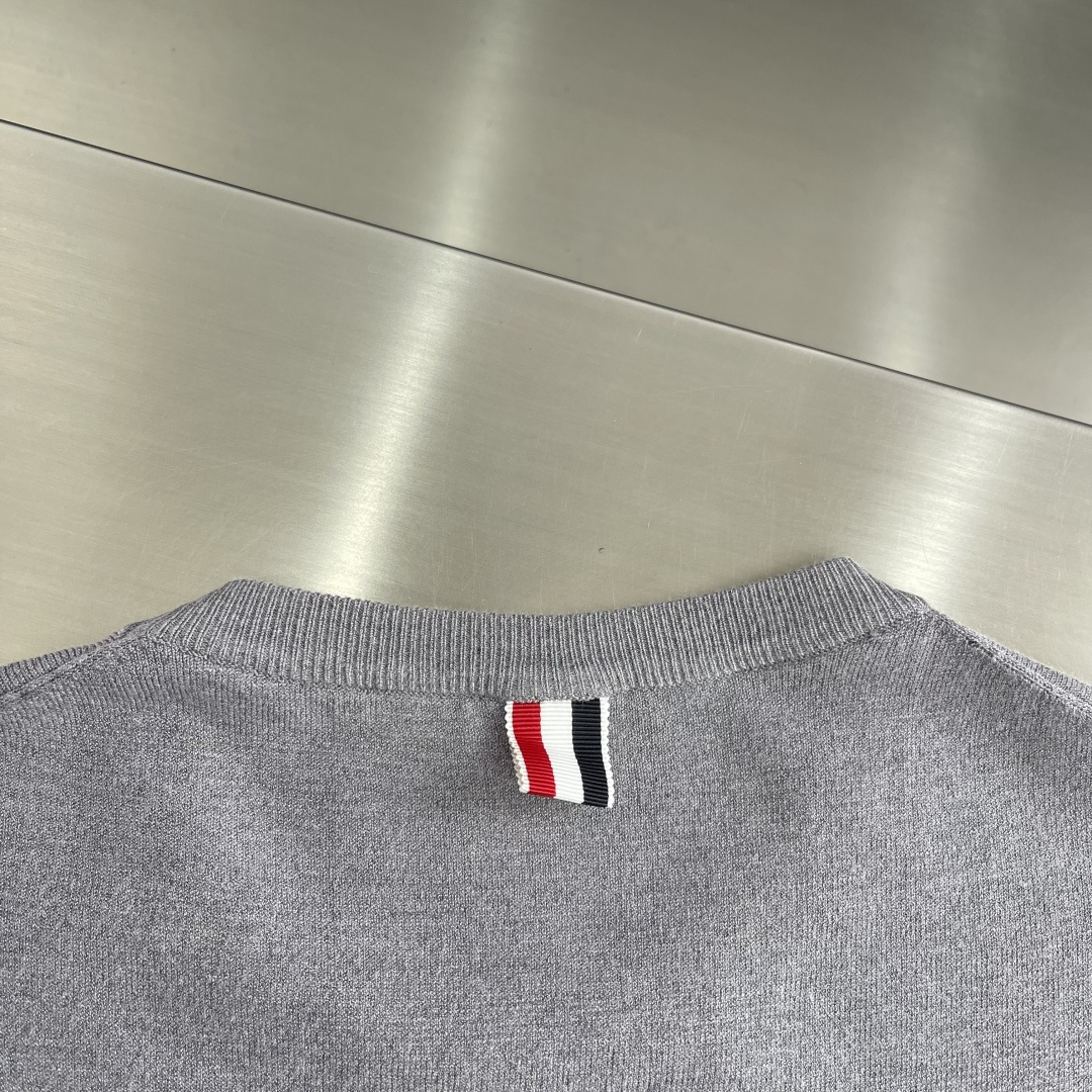 -TB 26SS后背小马 圆领短袖棉沙线精仿 把美式学院风焊在身上的针织短袖🎾 谁能拒绝一件自带高级感的