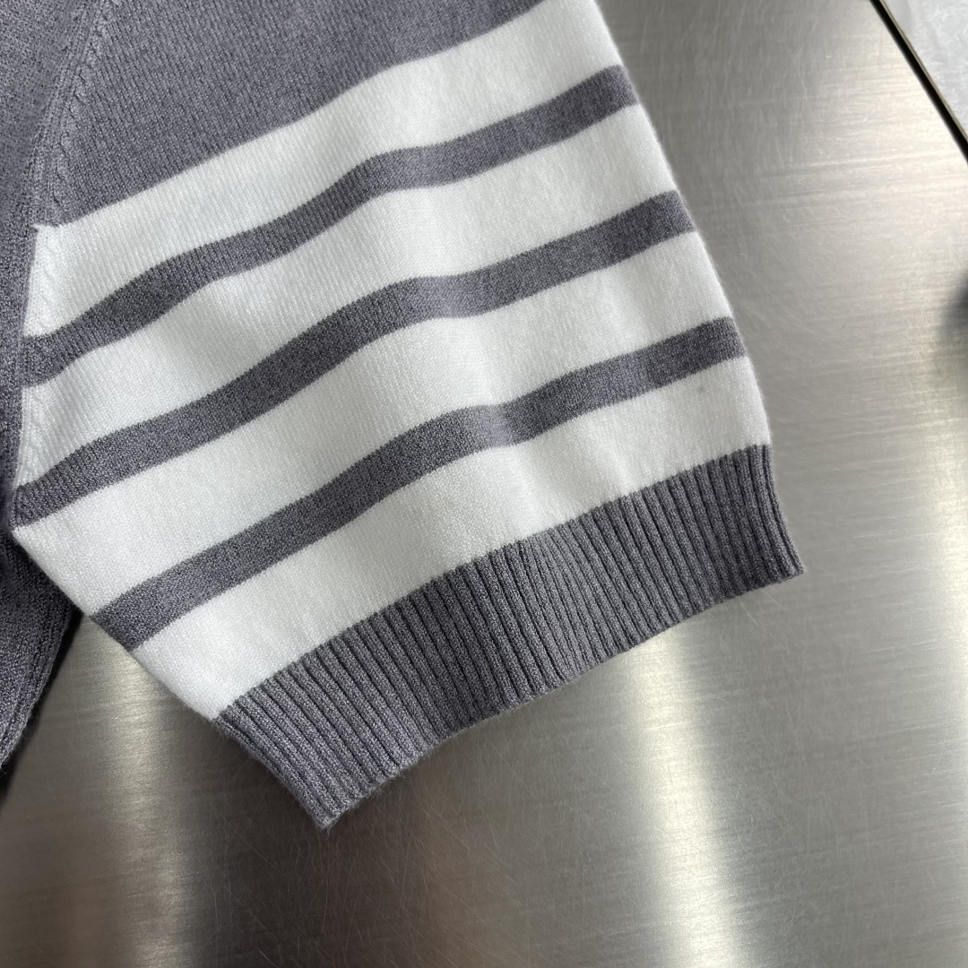 -TB 26SS后背小马 圆领短袖棉沙线精仿 把美式学院风焊在身上的针织短袖🎾 谁能拒绝一件自带高级感的