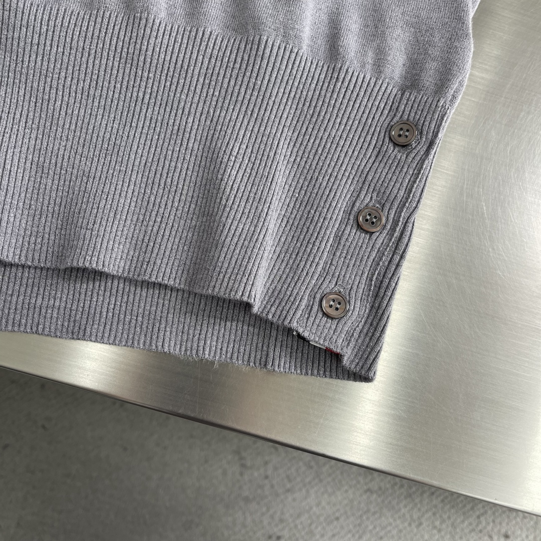 -TB 26SS后背小马 圆领短袖棉沙线精仿 把美式学院风焊在身上的针织短袖🎾 谁能拒绝一件自带高级感的