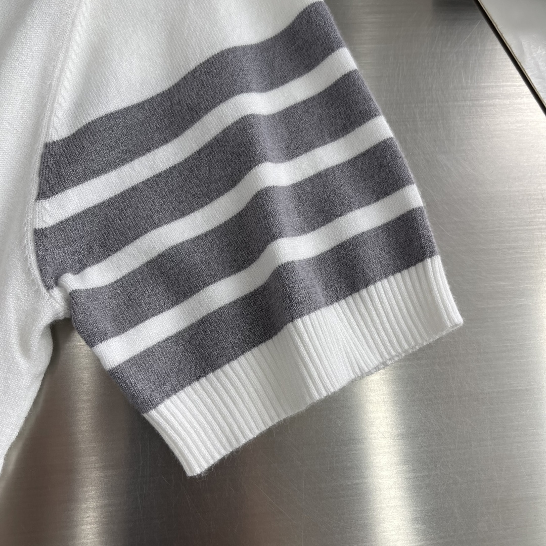 -TB 26SS后背小马 圆领短袖棉沙线精仿 把美式学院风焊在身上的针织短袖🎾 谁能拒绝一件自带高级感的