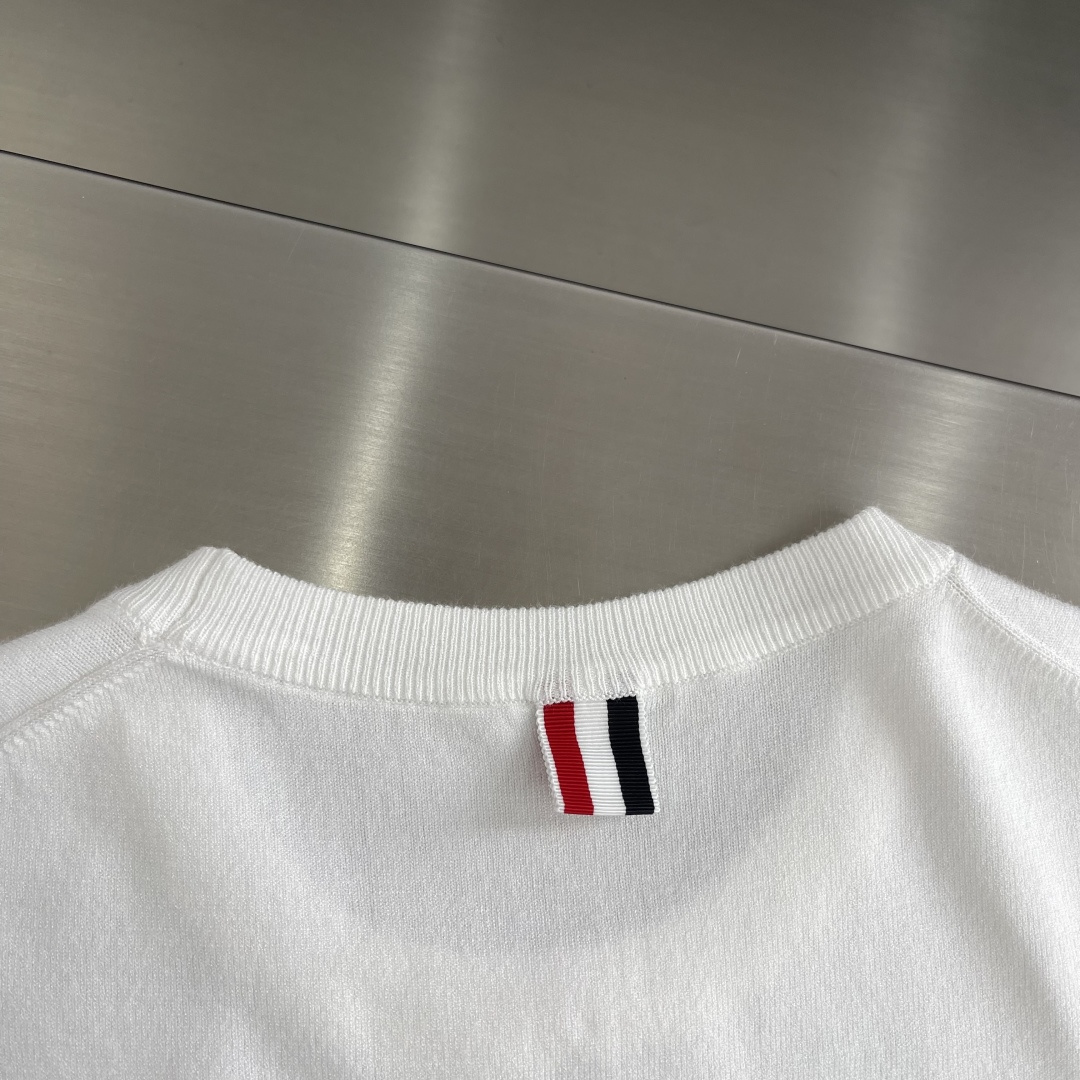 -TB 26SS后背小马 圆领短袖棉沙线精仿 把美式学院风焊在身上的针织短袖🎾 谁能拒绝一件自带高级感的