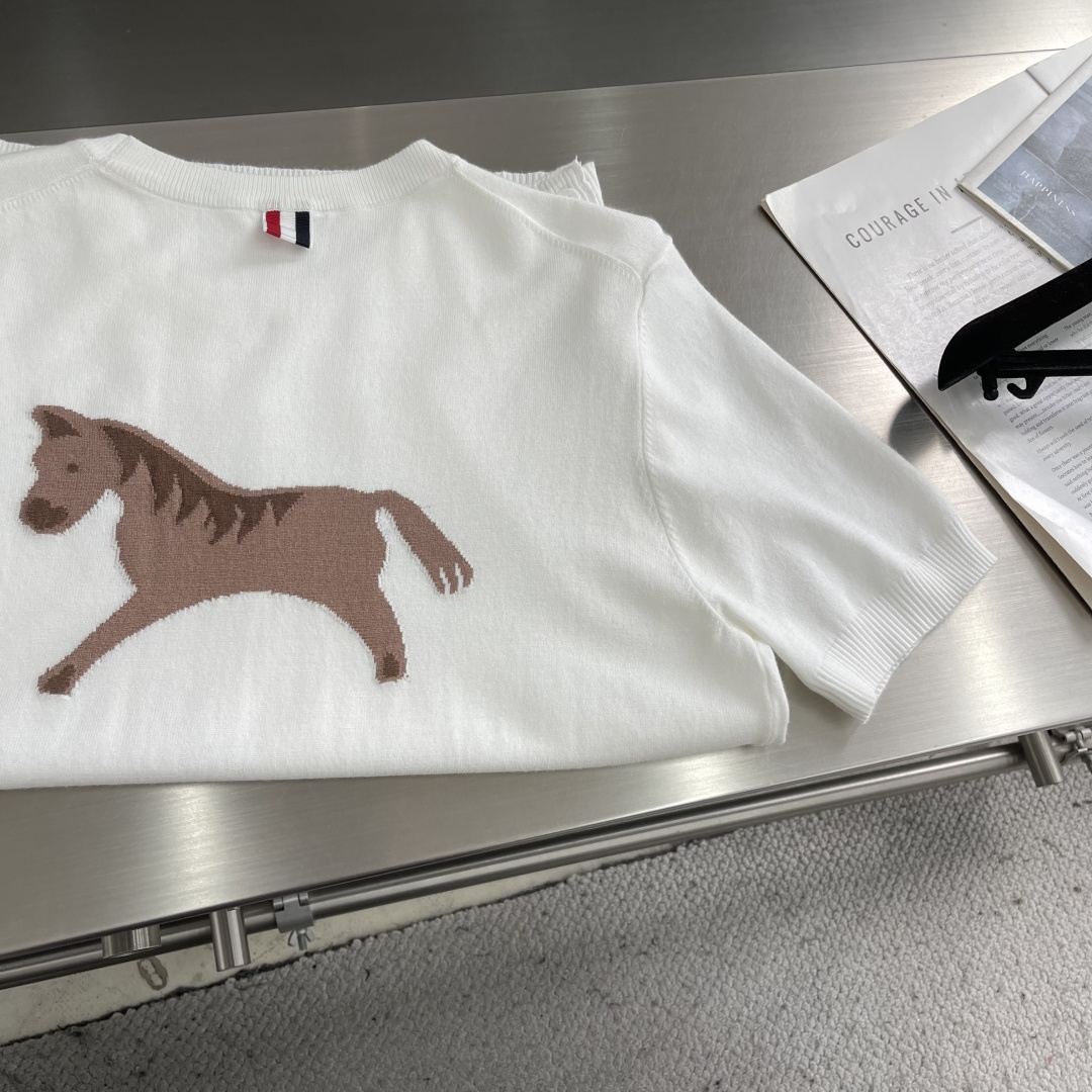 -TB 26SS后背小马 圆领短袖棉沙线精仿 把美式学院风焊在身上的针织短袖🎾 谁能拒绝一件自带高级感的