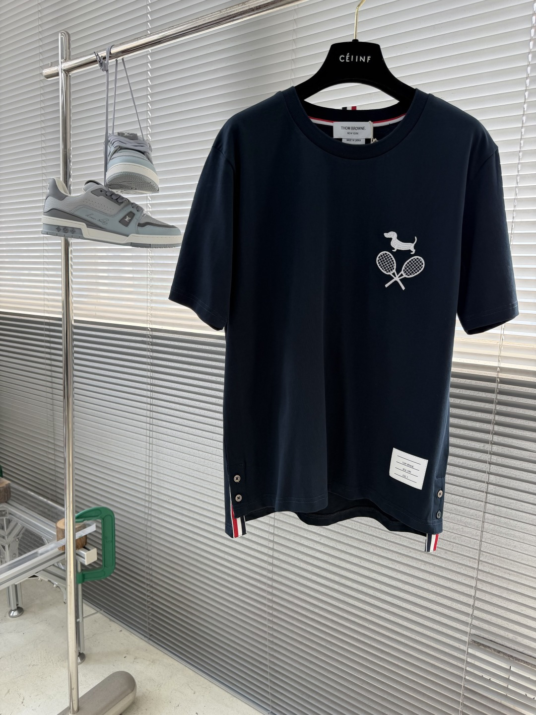 -TB 网球拍小狗圆领短袖CC款 采用高端的纯棉制作工艺，干净整洁，舒适透气；尽显品质；简约大方，上身舒