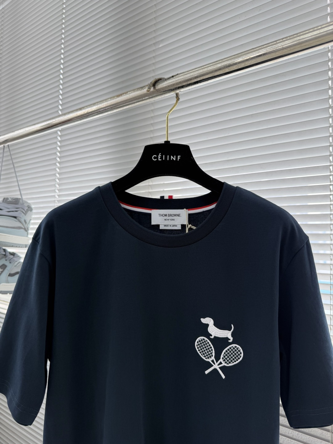 -TB 网球拍小狗圆领短袖CC款 采用高端的纯棉制作工艺，干净整洁，舒适透气；尽显品质；简约大方，上身舒