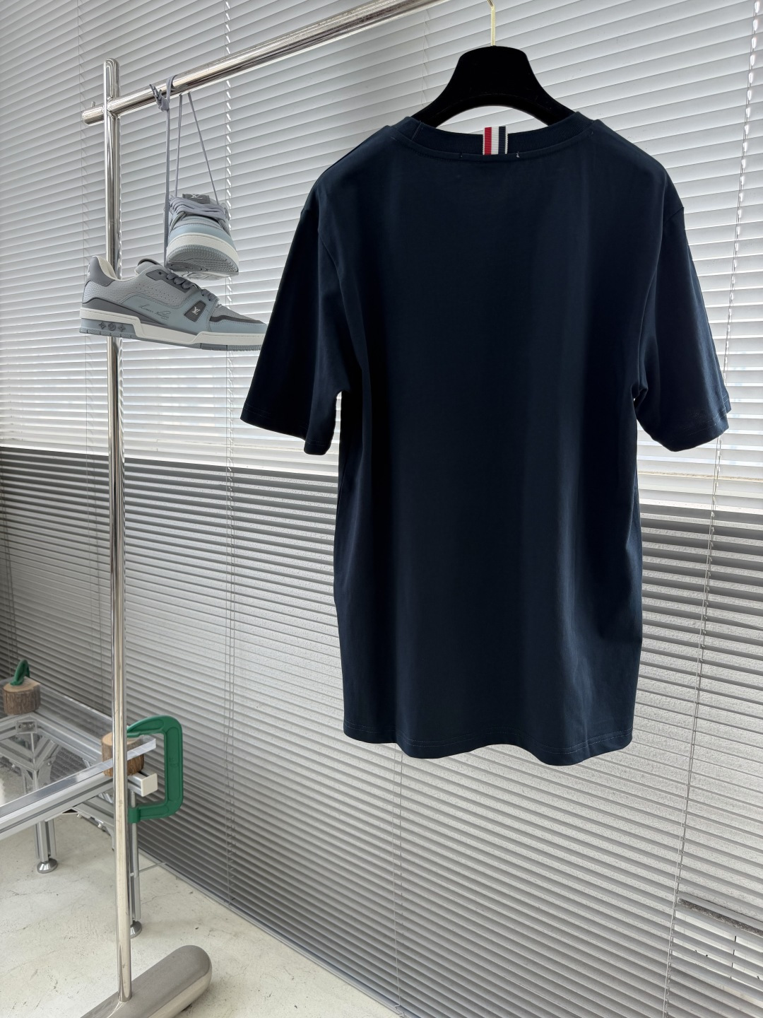 -TB 网球拍小狗圆领短袖CC款 采用高端的纯棉制作工艺，干净整洁，舒适透气；尽显品质；简约大方，上身舒