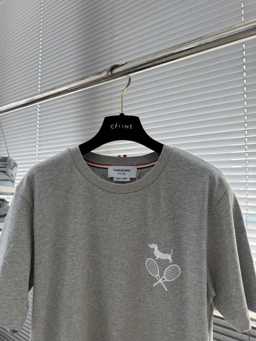 -TB 网球拍小狗圆领短袖CC款 采用高端的纯棉制作工艺，干净整洁，舒适透气；尽显品质；简约大方，上身舒