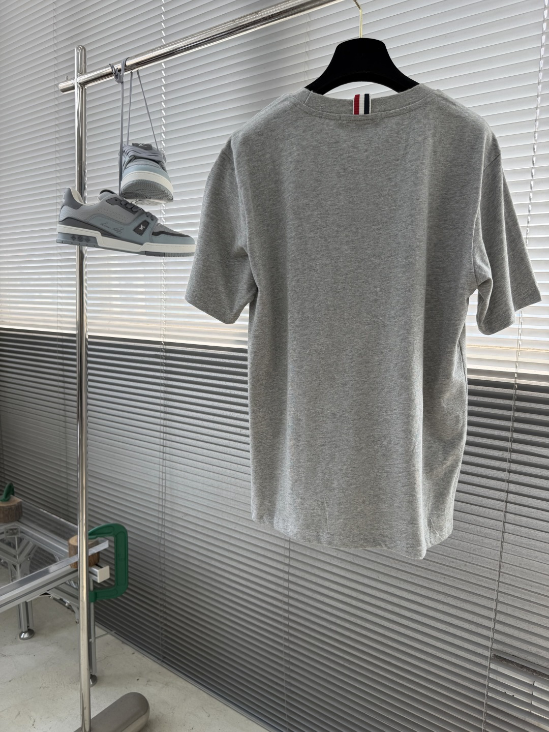 -TB 网球拍小狗圆领短袖CC款 采用高端的纯棉制作工艺，干净整洁，舒适透气；尽显品质；简约大方，上身舒