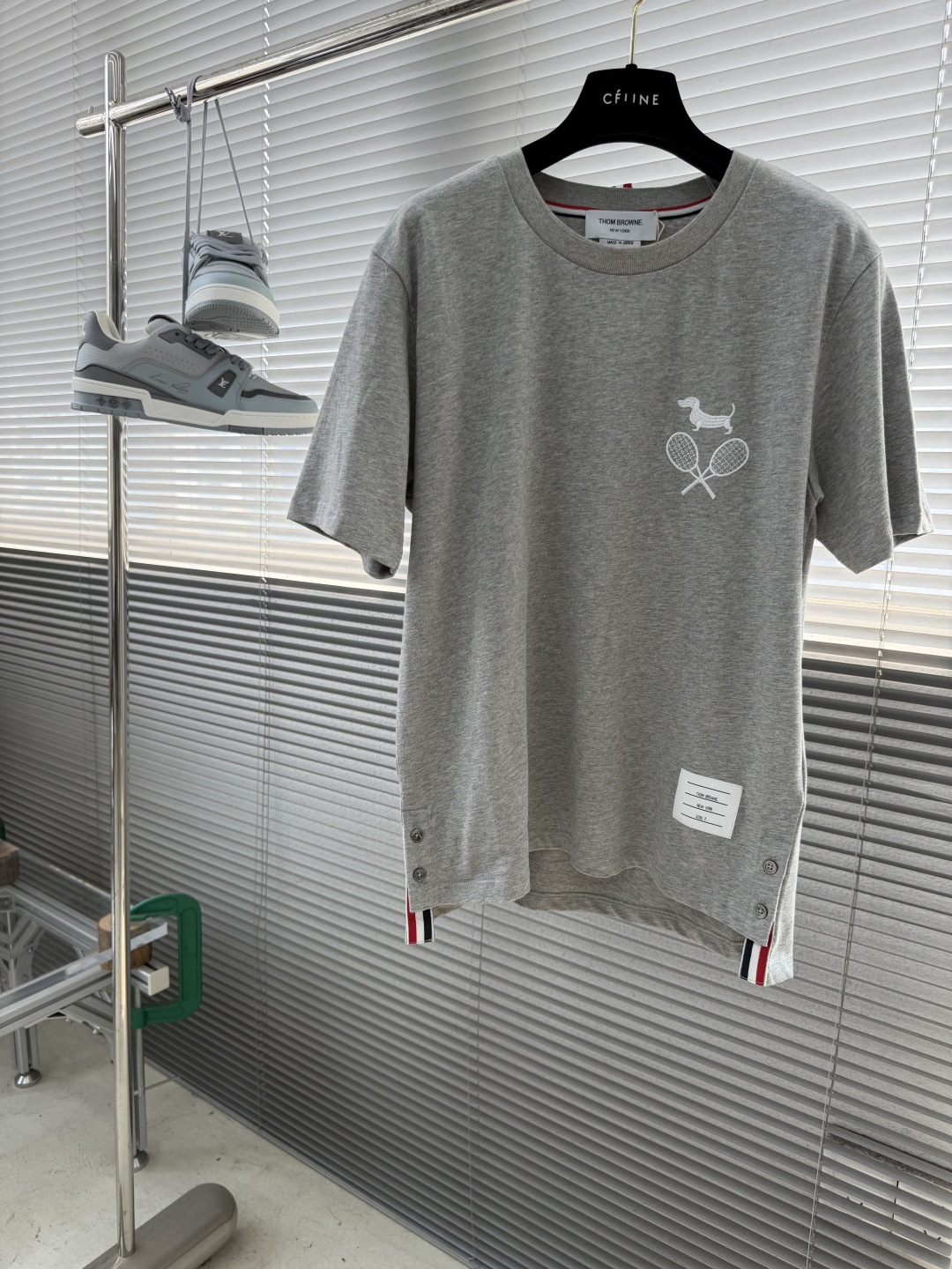 -TB 网球拍小狗圆领短袖CC款 采用高端的纯棉制作工艺，干净整洁，舒适透气；尽显品质；简约大方，上身舒