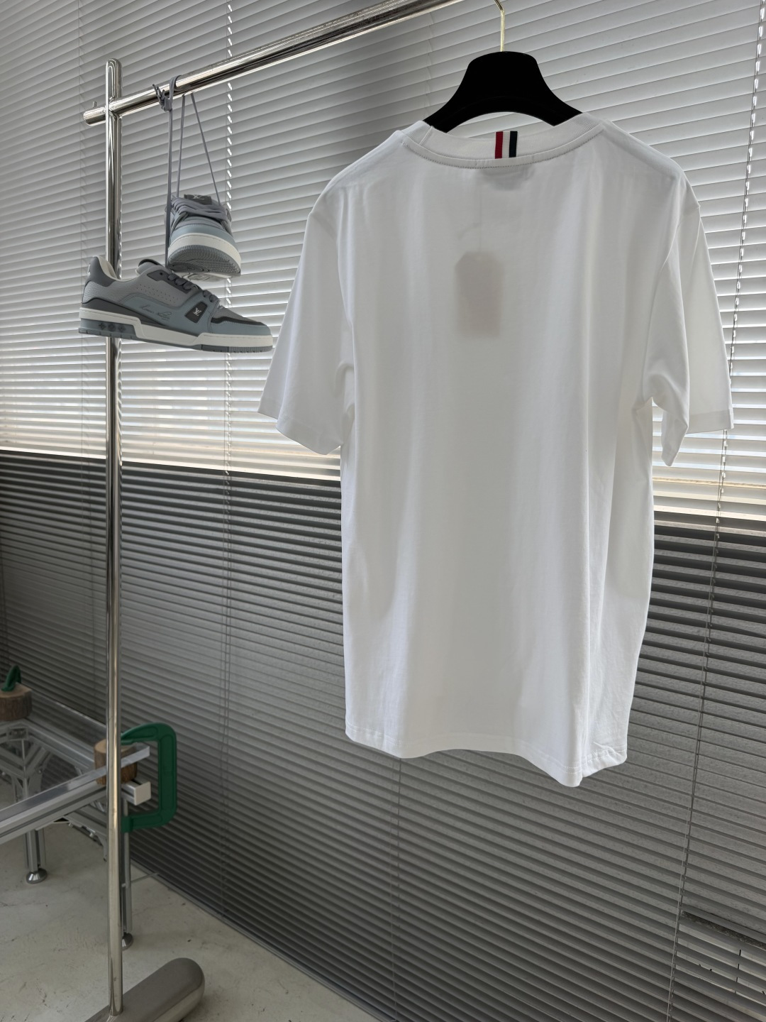 -TB 网球拍小狗圆领短袖CC款 采用高端的纯棉制作工艺，干净整洁，舒适透气；尽显品质；简约大方，上身舒