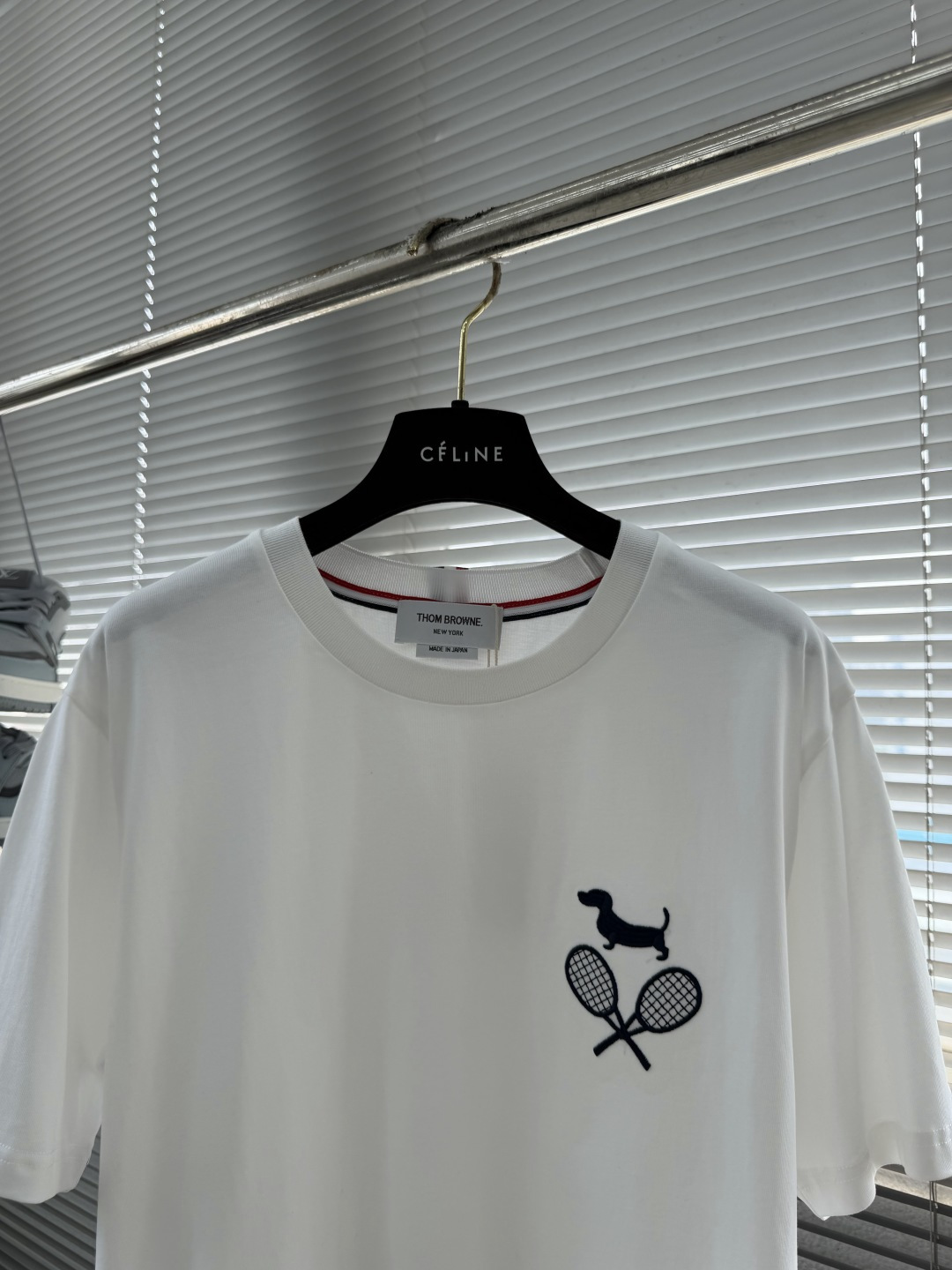 -TB 网球拍小狗圆领短袖CC款 采用高端的纯棉制作工艺，干净整洁，舒适透气；尽显品质；简约大方，上身舒