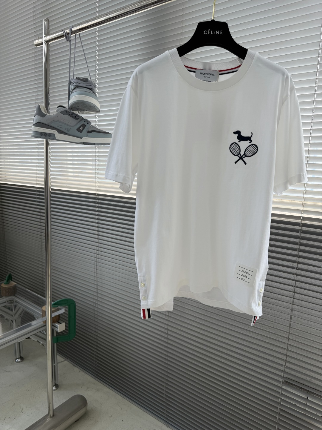 -TB 网球拍小狗圆领短袖CC款 采用高端的纯棉制作工艺，干净整洁，舒适透气；尽显品质；简约大方，上身舒