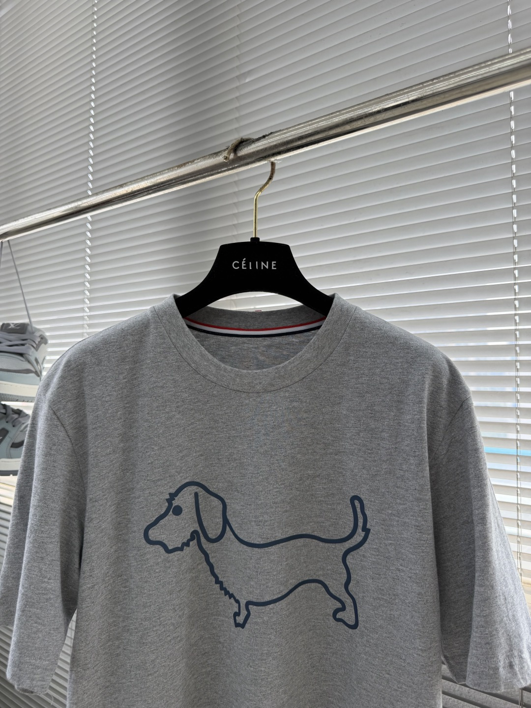 -TB 小狗开叉平纹短袖百分百平纹纯棉材质，和zP一致经过磨毛工艺处理，手感更加柔软舒适，TB在细节处理