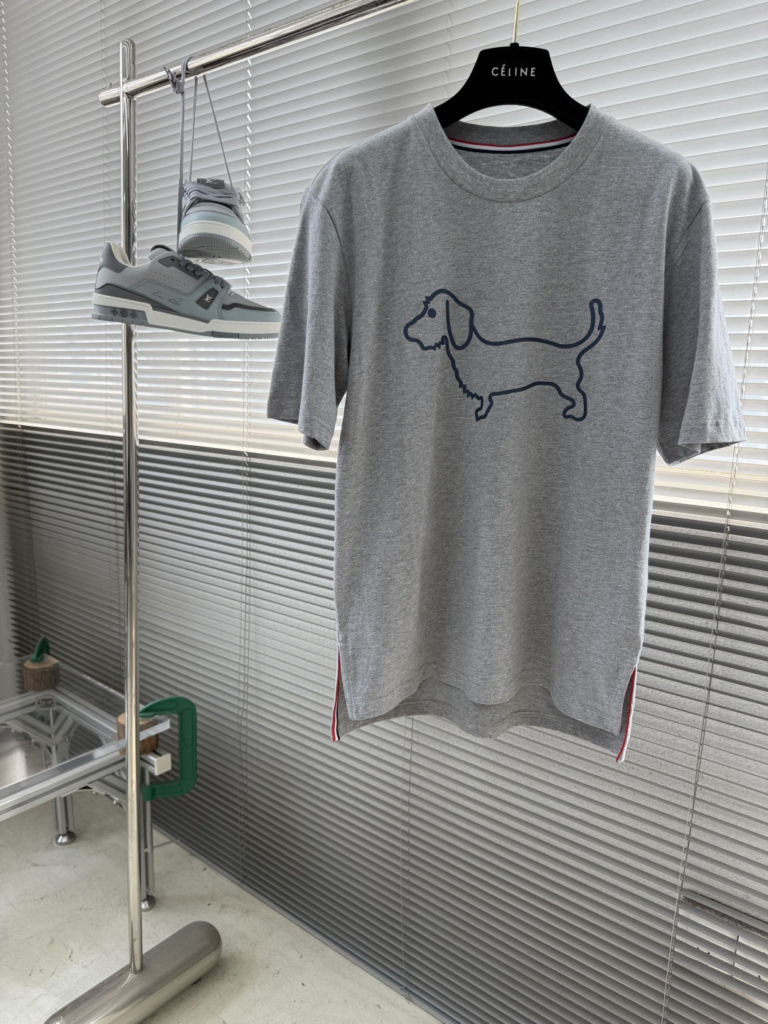 -TB 小狗开叉平纹短袖百分百平纹纯棉材质，和zP一致经过磨毛工艺处理，手感更加柔软舒适，TB在细节处理