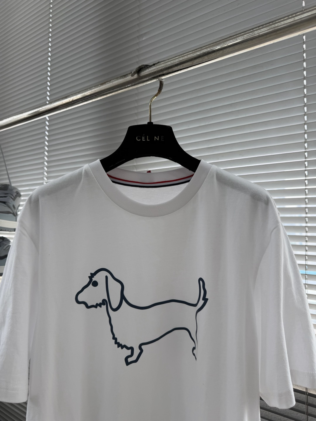 -TB 小狗开叉平纹短袖百分百平纹纯棉材质，和zP一致经过磨毛工艺处理，手感更加柔软舒适，TB在细节处理