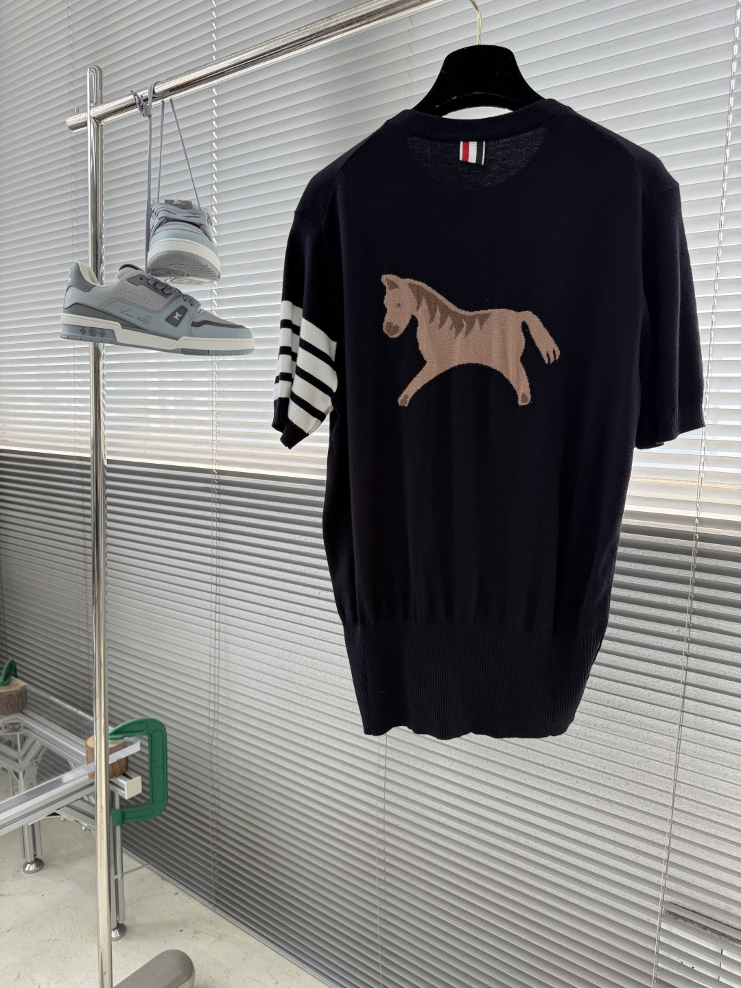 -TB 26SS后背小马 圆领短袖棉沙线精仿 把美式学院风焊在身上的针织短袖🎾 谁能拒绝一件自带高级感的