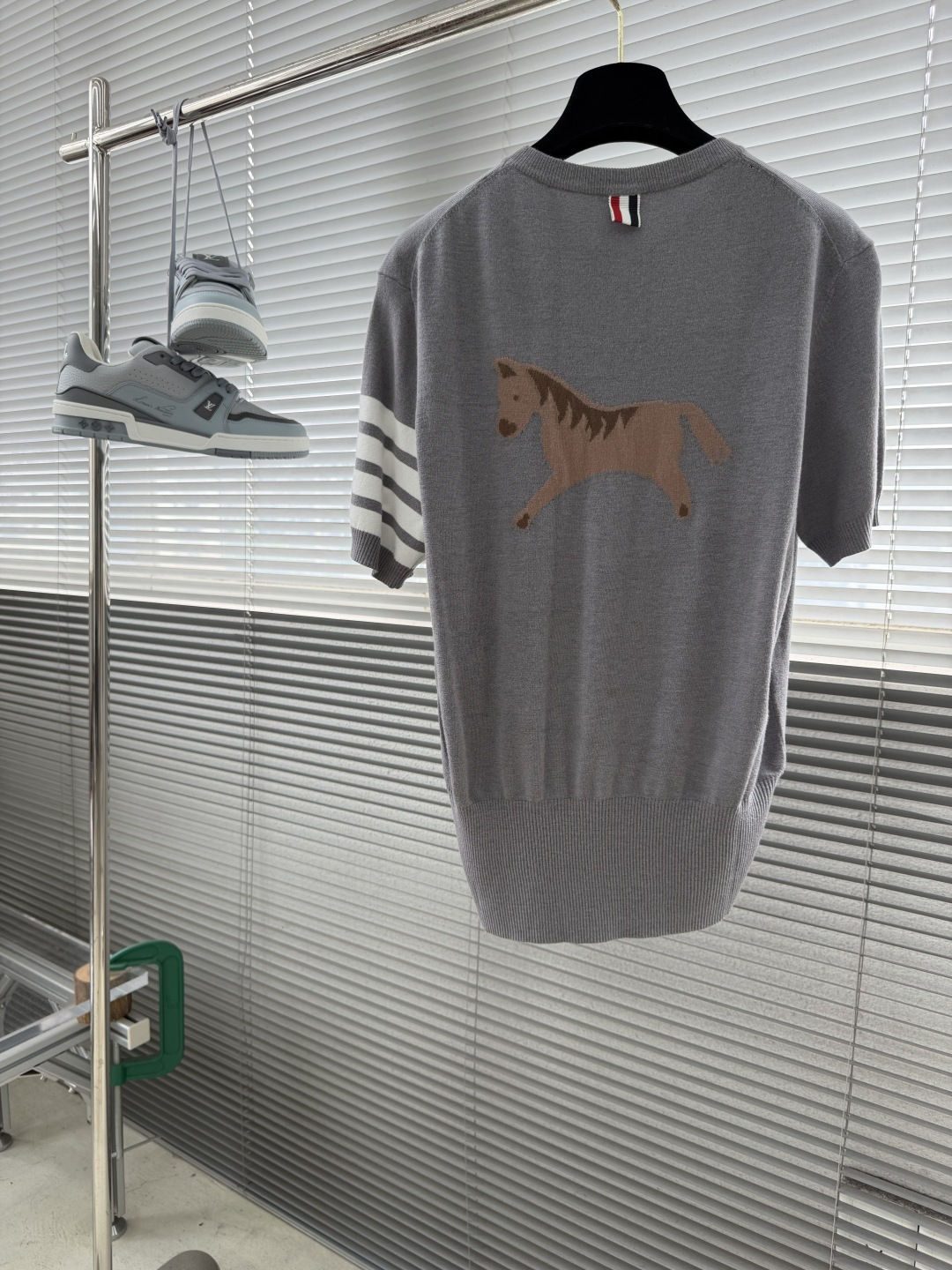 -TB 26SS后背小马 圆领短袖棉沙线精仿 把美式学院风焊在身上的针织短袖🎾 谁能拒绝一件自带高级感的