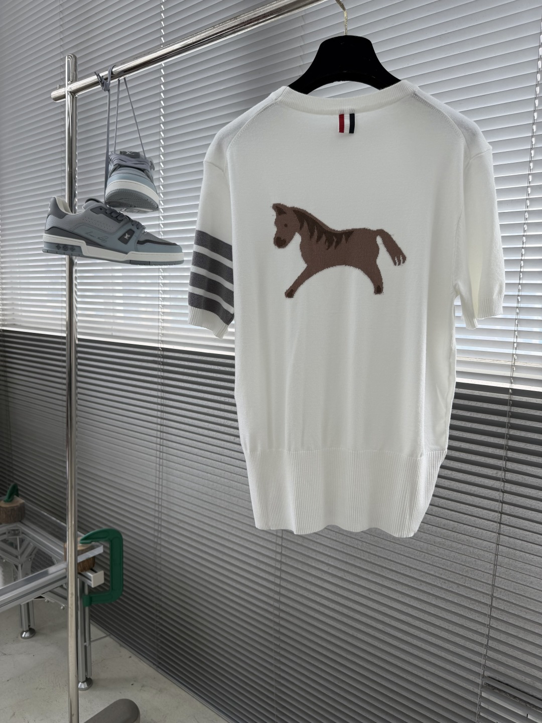 -TB 26SS后背小马 圆领短袖棉沙线精仿 把美式学院风焊在身上的针织短袖🎾 谁能拒绝一件自带高级感的