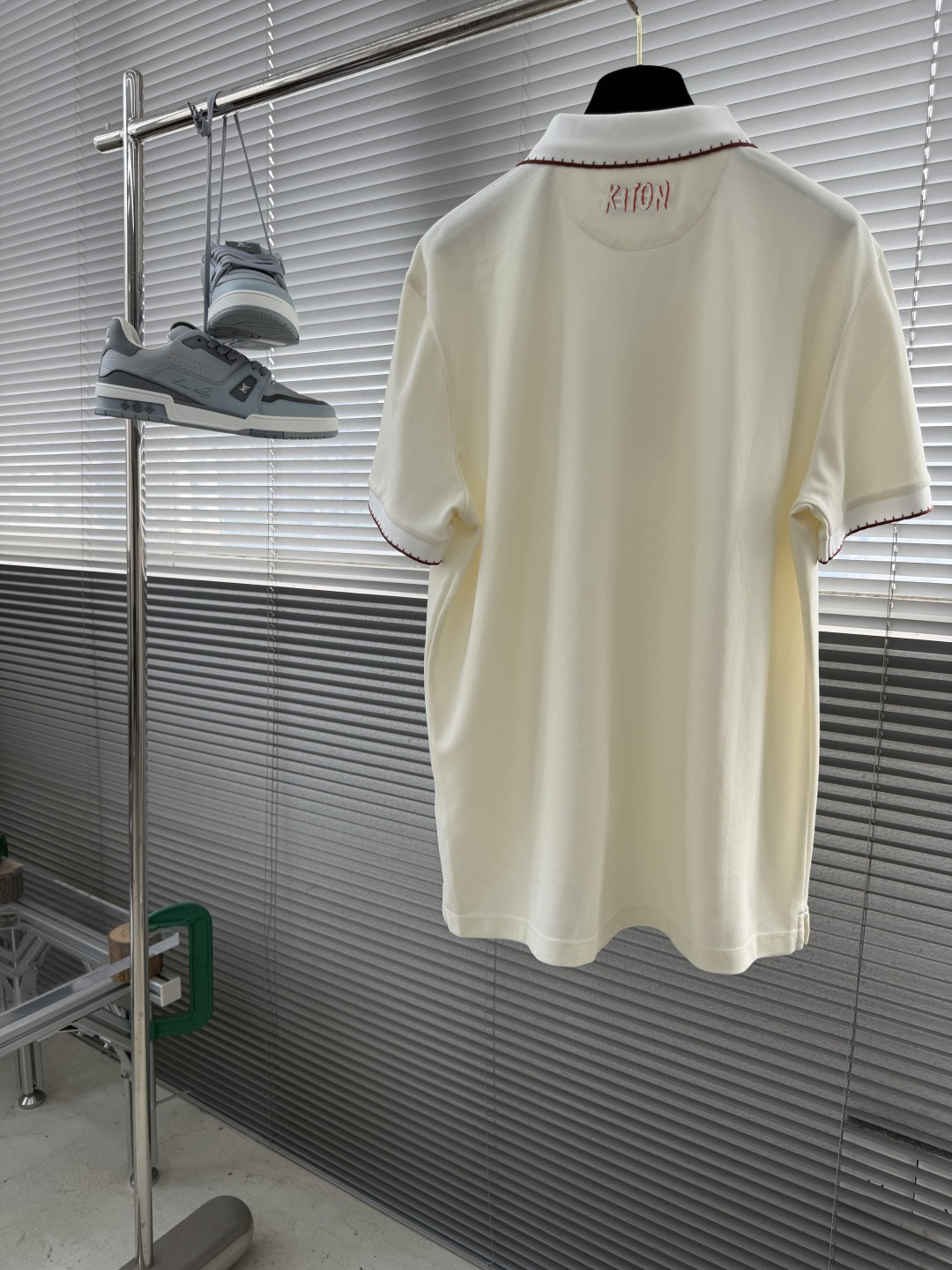 -Kiton 2026ss春夏新款男士半拉链套头短袖针织衫POLO，经过特殊浇洗工艺处理，手感柔软且质感