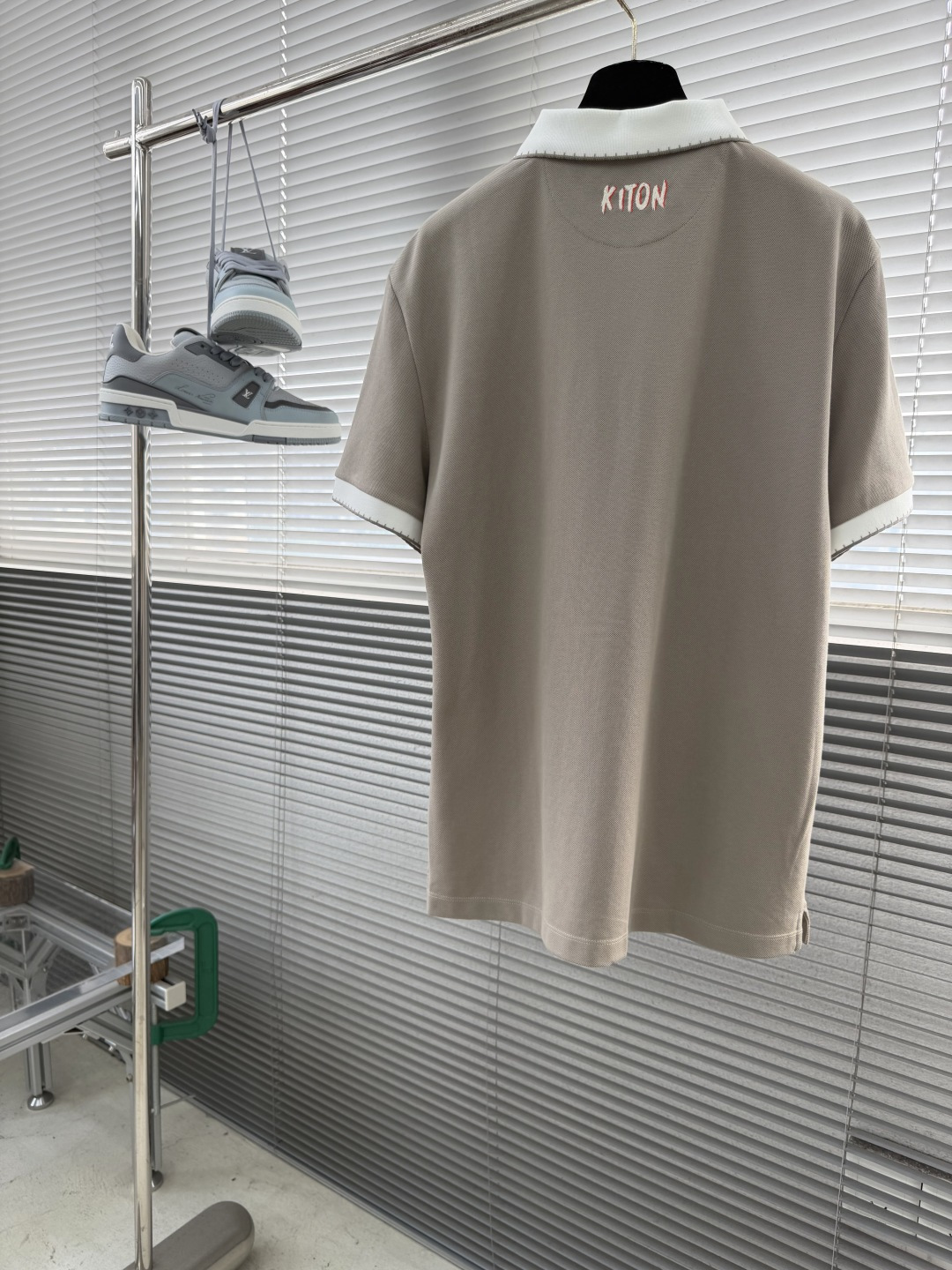 -Kiton 2026ss春夏新款男士半拉链套头短袖针织衫POLO，经过特殊浇洗工艺处理，手感柔软且质感