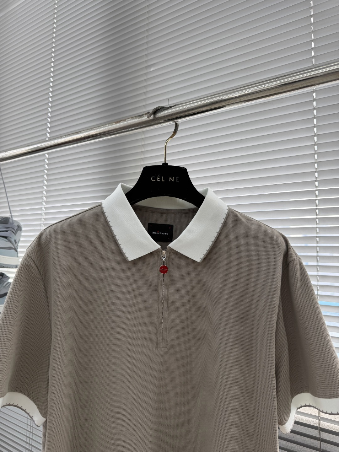-Kiton 2026ss春夏新款男士半拉链套头短袖针织衫POLO，经过特殊浇洗工艺处理，手感柔软且质感
