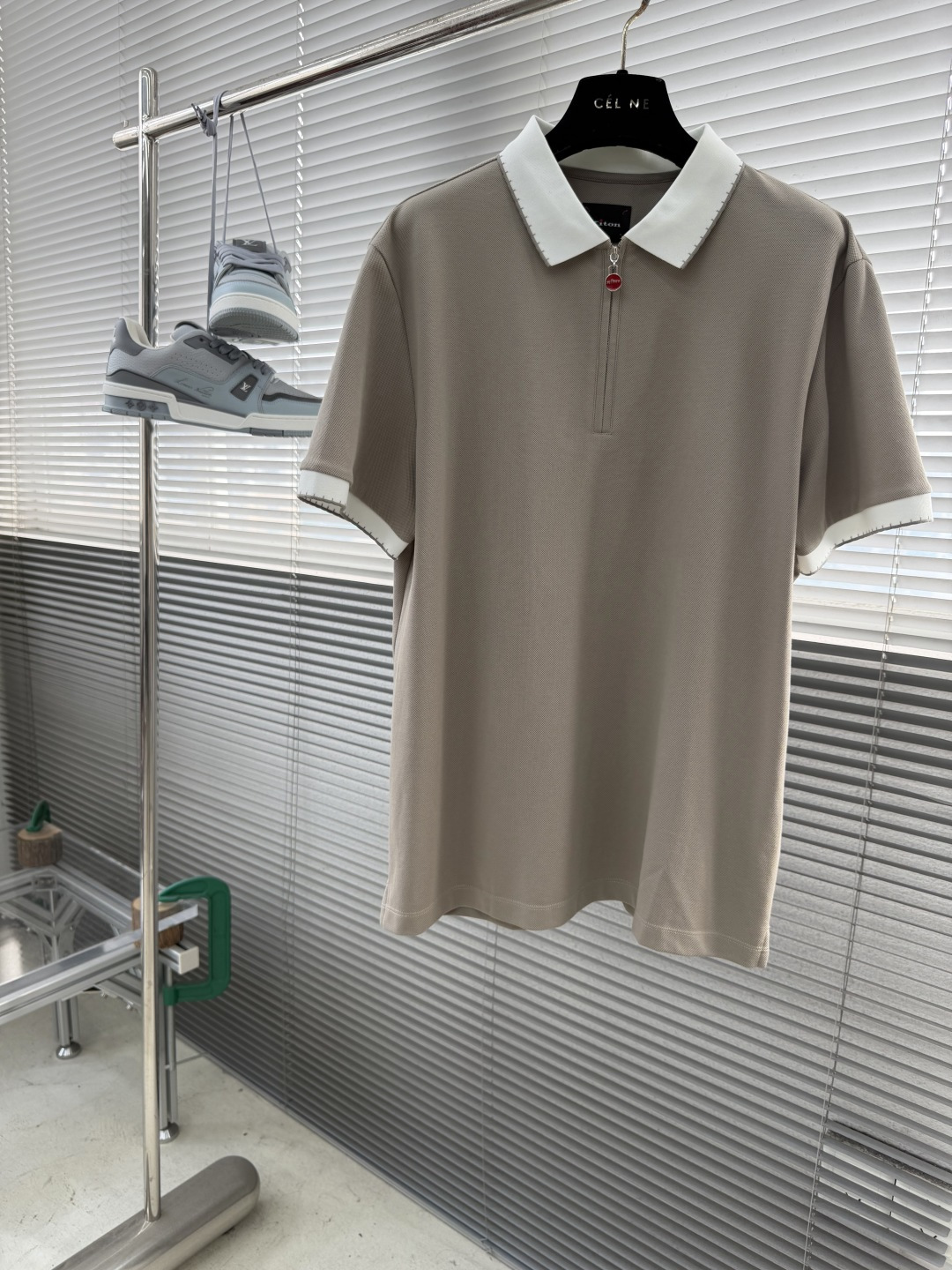 -Kiton 2026ss春夏新款男士半拉链套头短袖针织衫POLO，经过特殊浇洗工艺处理，手感柔软且质感